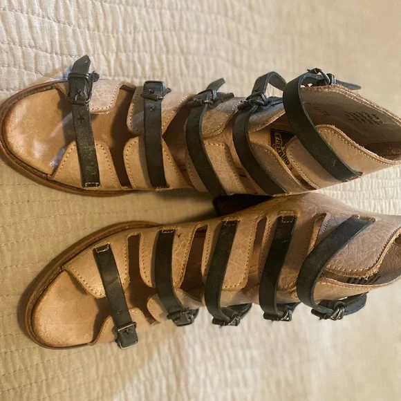 Stylish Freebird Black and Tan Women's Sandals - Picture 8 of 8